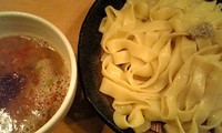 「つけ麺 （平打ち）750円 ＋特盛 無料 ＋とろ肉 150円」@とろ肉つけ麺 魚とんの写真