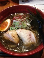 「豚とろ炙りちゃーしゅー黒（＋ご飯＋温玉）」@黒味噌らーめん 初代けいすけ 品川店の写真