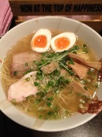 「丸鶏旨味そば（塩）＋昆布玉子」@麺屋33の写真