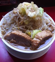 「豚ラーメン（830円）ヤサイアブラマシ・ニンニクヌキ」@用心棒の写真