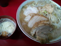 「小豚 粉チーズ 生卵 アブラ ニンニク少し」@ラーメン二郎 湘南藤沢店の写真