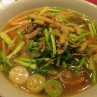 「豚肉の細切りとせりの炒め入りスープそば（１０００円）」@四川風家庭料理 ほんわ華やの写真