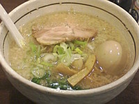 「しお味玉らーめん＋背あぶら入れ」@麺屋 旬の写真