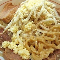 「らーめん豚まし（麺少なめ）脂チーズしょうがニンニク　900円」@らーめん まひるの写真