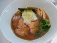 「魚出汁そば醤油（730円）＋チャーシュー増し（100円）」@麺 GLITTERの写真