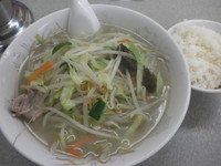 「タンメン（６５０円）小ライス（麺類とセットで１００円）」@中華やの写真