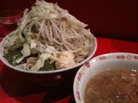 「ザルラーメン 700円＋ チーズ100円（ヤサイ・ニンニク）」@ラーメン二郎 府中店の写真