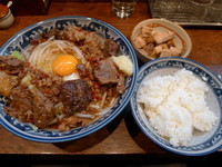 「牛すじぶっかけ大盛＋乱切りチャーシュー＋ライス　1000円」@中華そば 旋の写真