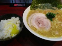 「とんこつ醤油ラーメン 650円 + 無料ライス」@ラーメンAOZORA 錦町店の写真