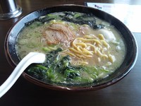 「豚骨醤油らーめん大盛り＋煮たまご」@麺王の写真