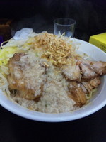 「汁なし（ラー油、温玉付）ちょっとぶたまし ９１０円」@ラーメン浜田家の写真