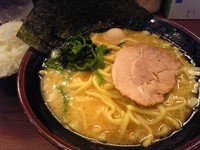 「ラーメン (かため) ＋無料小ライス」@綱島商店の写真