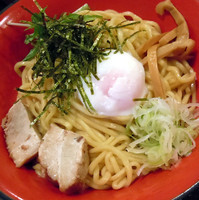 「温玉油そば(大) ¥750」@油そば総本店 だるまのめ 新宿中央東口店の写真