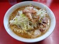「ぶた2枚入り小ラーメン（600円）ニンニクアブラ」@ラーメン二郎 環七一之江店の写真