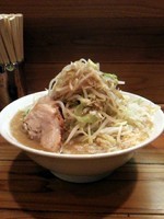 「大ラーメン　ニンニク　野菜マシマシ　カラメ」@ラーメン神豚 関東学院前店の写真