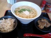 「なんこつそーきそば （中）700円 ＋ジューシー」@島食堂かりーの写真