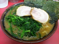「ラーメン630円+ほうれん草80円+豚バラ20円×2枚」@王道家の写真