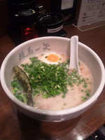 「とんこつ白らーめん（ネギ増し）」@麺屋黒田 本店の写真