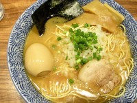 「醤油煮干しそば（煮卵入り、中盛）」@らーめん 稲垣 ラーメン燈郎店の写真