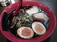 「ブラックらーめん＋サービス券：味玉」@富山ブラック 麺家いろは 池袋店の写真