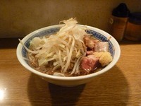 「ラーメン２００ｇ　野菜、豚５０ｇ入」@らーめん こじろう526 日暮里店の写真