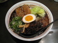 「豚角煮麺（黒）：930円」@元祖熊本黒拉麺 清正 ヨドバシ横浜店の写真