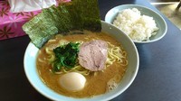 「らーめん（中）700円+半熟味玉100円」@横浜ラーメン 武蔵家 東名川崎店の写真