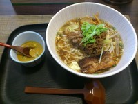 「牛肉そば 中＋ライス＋温玉＋カレーの素  1000円」@麺 ten しばふの写真