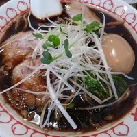 「浅草ブラック玉子ラーメン」@醤油らーめん きび太郎の写真