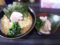 「ラーメン並盛り【650円】　まかない飯【100円】」@横浜家系らーめん 武術家の写真