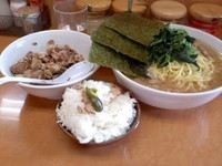 「ラーメン大盛り、半ライス」@横浜ラーメン 町田家 新百合ヶ丘店の写真