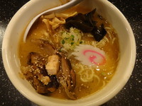 「黒(豚骨醤油らーめん)(700円)」@北狼 西早稲田店の写真