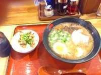 「味玉セット　味玉黒ラーメン（まろやか）＋ミニチャーシュー丼」@美園とんこつラーメン 四六三の写真