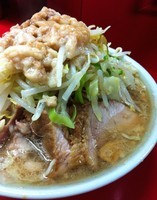 「小ラーメンW豚入（850円）ヤサイニンニクアブラ」@ラーメン二郎 中山駅前店の写真