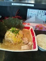 「紫龍らーめん750円＋のり100円 麺硬め野菜多めライス無料」@城南らーめん 紫龍 旗の台本店の写真