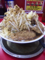 「ラーメン中700円＋豚まし200円＋魚粉50円　ヤサイダブル」@ジャンクガレッジ 東大宮店の写真