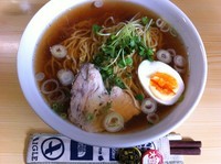 「ラーメン醤油味+小ライス」@ヌードルキッチン MUKUANの写真