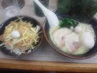 「満腹セット（塩豚骨ラーメン＋小ネギ丼）850円、味玉100円」@横濱家系らーめん 三國家 南本宿店の写真