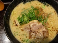 「醤油とんこつらーめん＋味付玉子」@北海道らぁめん 伝丸 亀戸店の写真