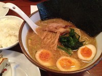 「味玉ラーメン＋海苔＋餃子ライス（￥780＋￥100￥＋１00」@横濱家 桜ケ丘店の写真