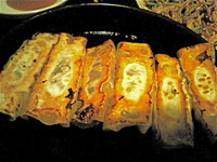 「鉄鍋餃子（６個）￥520」@西安料理 刀削麺・火鍋 XI’AN 新宿西口店の写真