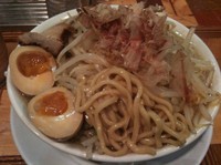 「ラーメン650円＋味玉100円（ヤサイ・ニンニク）」@ラーメン・つけ麺 神起の写真