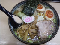 「ワンタンメン大盛り　煮玉子入り【850円】」@いつみ屋の写真