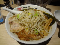 「特製濃厚ラーメン＋野菜トッピング」@TOKYO UNDER GROUND RAMEN 頑者の写真