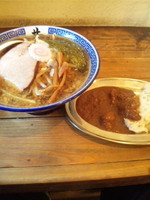 「背脂醤油ラーメンと牛すじカレー のセット　９００円」@井田商店の写真