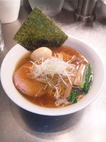 「鶏と魚介の豊潤味玉醤油ラーメン」@麺処 ほん田 東京駅一番街店の写真
