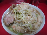 「小豚　麺硬め　（ヤサイニンニクアブラ）」@ラーメン二郎 西台駅前店の写真