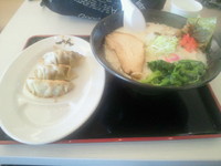 「餃子セット(豚骨塩ラーメン+餃子３個)(８３０円)」@麺屋青山 イオンモール船橋店の写真