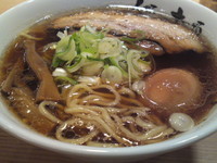 「らーめん 750円 (煮玉子 +50円)」@人類みな麺類の写真