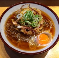 「いかゲソかき揚げ（￥370）＋生たまご（￥70）」@そばの神田 東一屋 サンモール店の写真